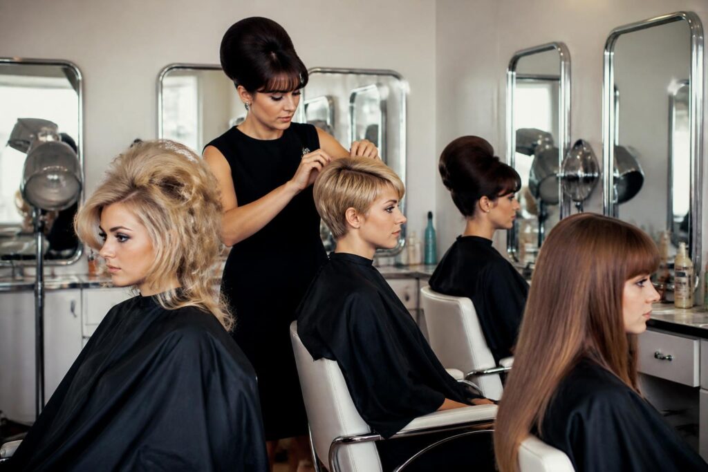 découvrez les coupes de cheveux emblématiques des années 60 qui ont marqué la mode et l'histoire de la coiffure, avec des styles iconiques et intemporels.