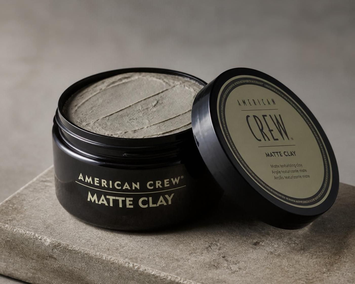 découvrez american crew matte clay, l'argile coiffante mate idéale pour les hommes exigeants à la recherche d'un style naturel, texturé et longue tenue.