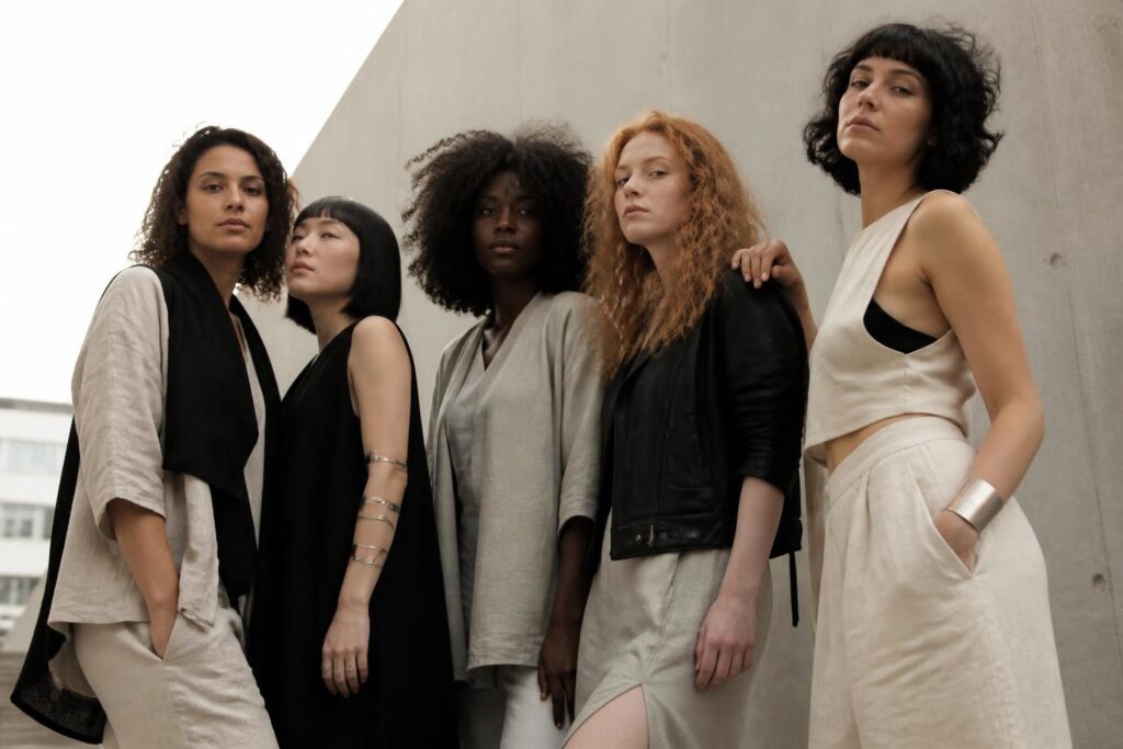 découvrez comment la mode célèbre l’audace féminine au naturel dans 'belles et rebelles', un hommage aux femmes authentiques et inspirantes.