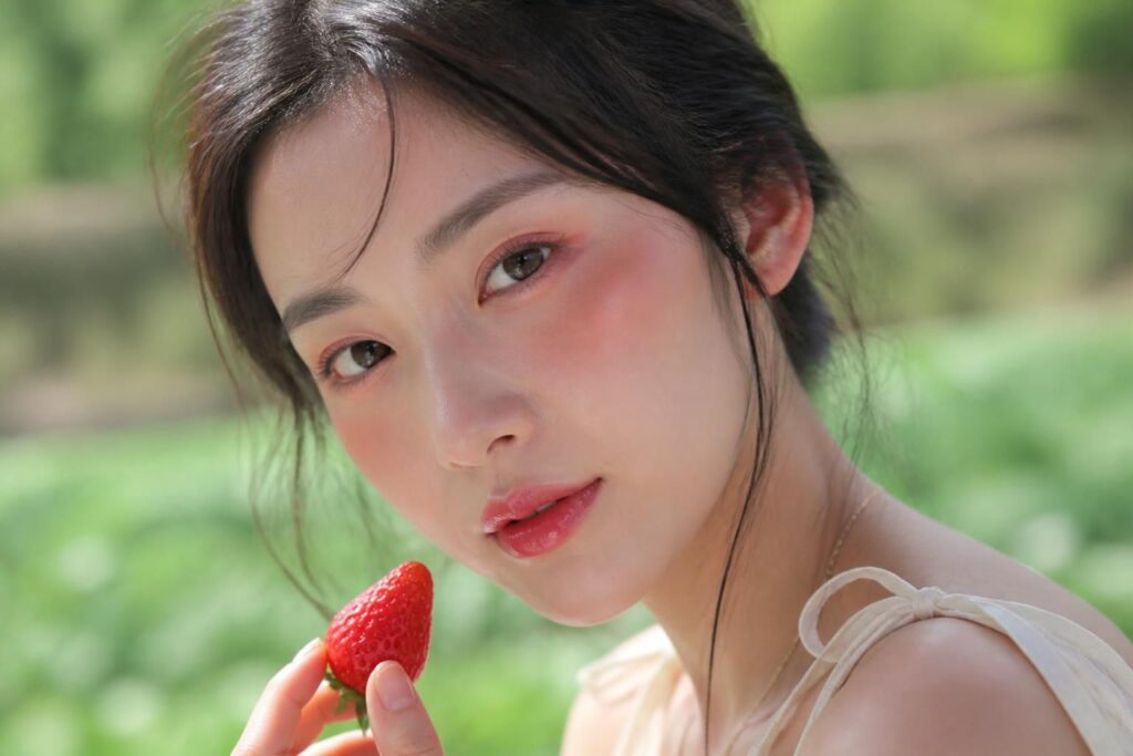découvrez la tendance strawberry makeup, un maquillage fruité qui illumine votre teint avec des nuances fraîches et naturelles pour un look radieux et gourmand.