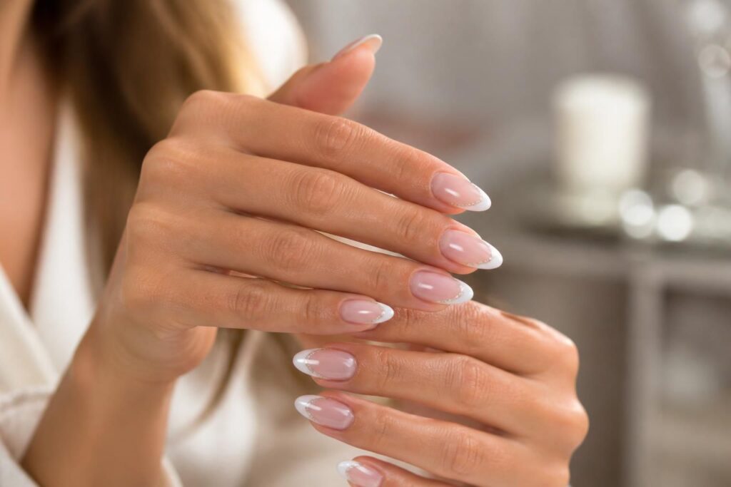 découvrez la french manucure pailletée, l'astuce idéale pour sublimer vos ongles avec élégance et brillance. adoptez ce look raffiné et tendance pour toutes les occasions.