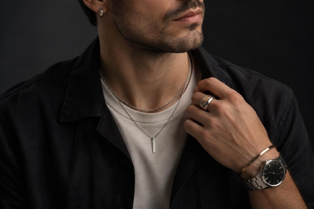découvrez les bijoux homme tendance en 2026 : bracelets, chaînes, bagues et autres pièces incontournables pour affirmer votre style.