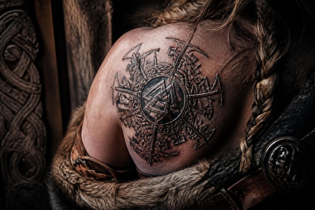 découvrez les symboles vikings et leurs significations profondes de protection, force, amour, ainsi que leur utilisation dans les tatouages traditionnels.